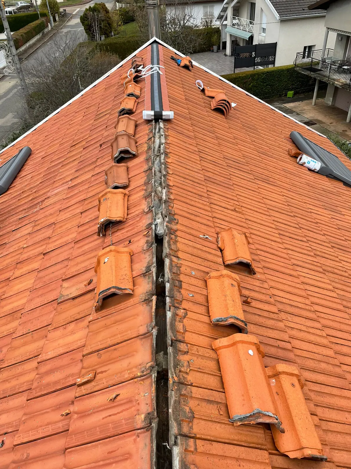 Détail du faîtage d’une toiture en tuiles.